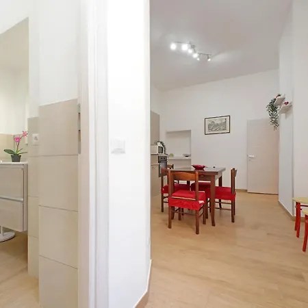 アパート Julius House