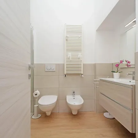 アパート Julius House