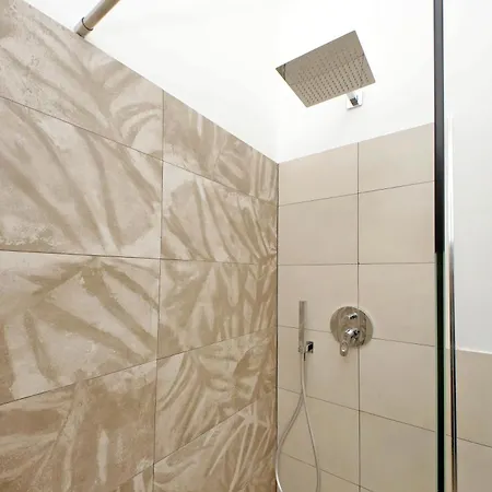 アパート Julius House